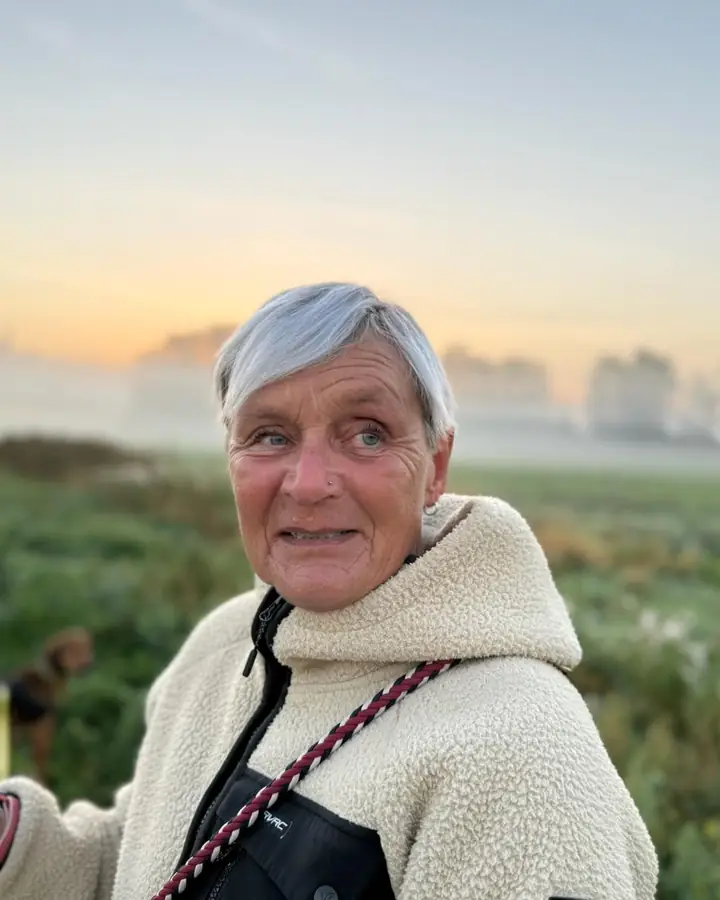 Katrin Bauer im Morgennebel auf dem Feld bei Steinhöring